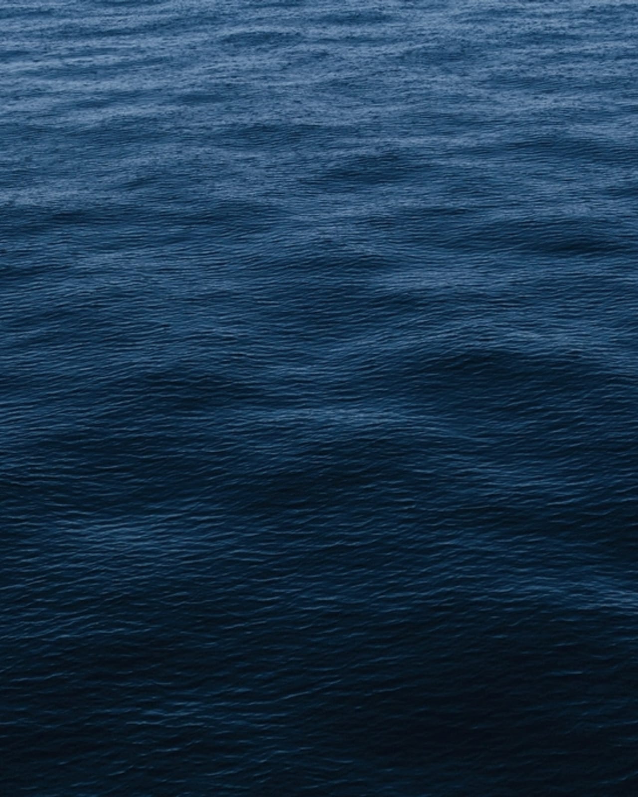 Superficie del mare in blu profondo — profondità e slancio.